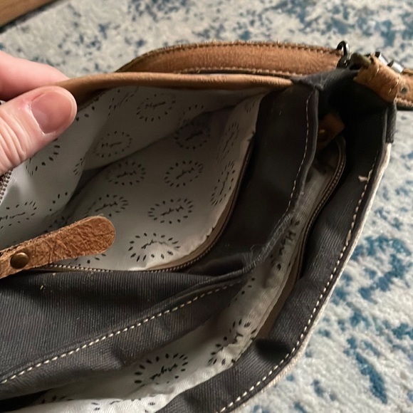 Myra Bag Classic Design crossbody& Shoulder Bag - Picture 4 of 5